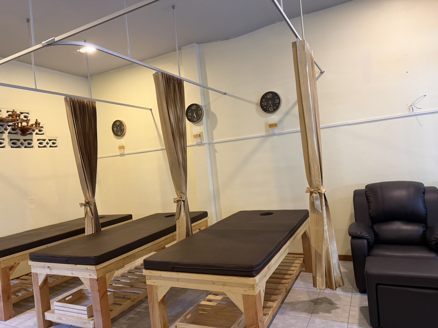 Srithanu Healing Studio Overview & Air-Conditioned Bays